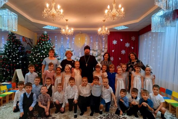 rozhdestvenskaya-elka-v-detskom-sadu-19-pchelka-3B0703AFF-4981-09CF-A8A1-D6AE8D12D04C.jpeg